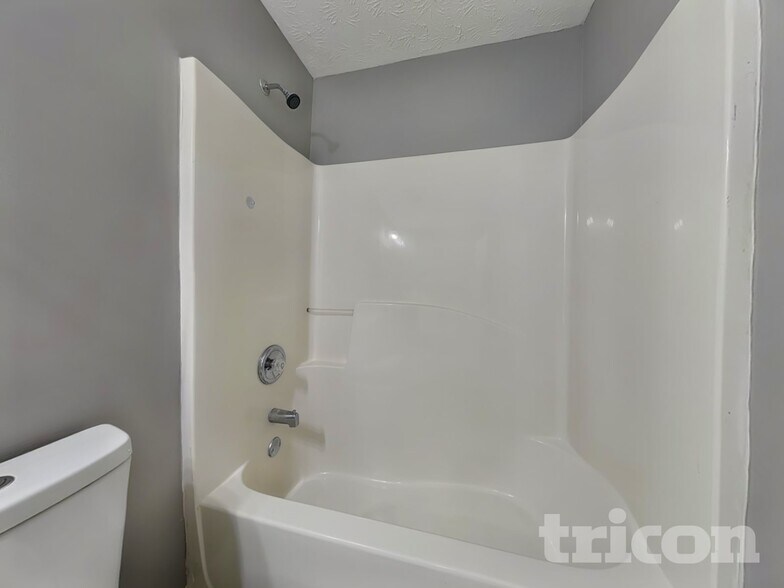 Building Photo - 6836 Bridgewood Dr