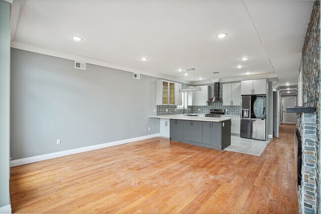 Building Photo - 25 Wallis Ave