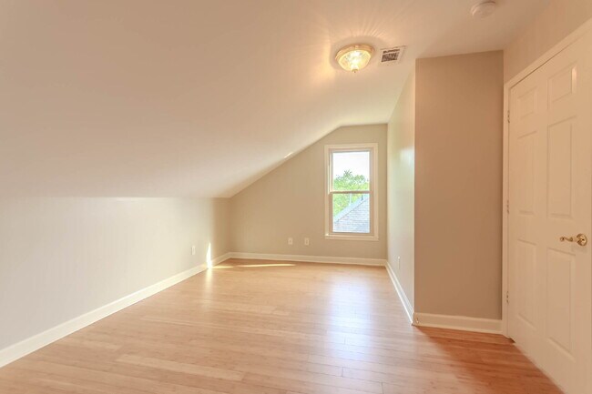 Building Photo - 5 Bedroom Home in Hermitage! Backs Up To T...