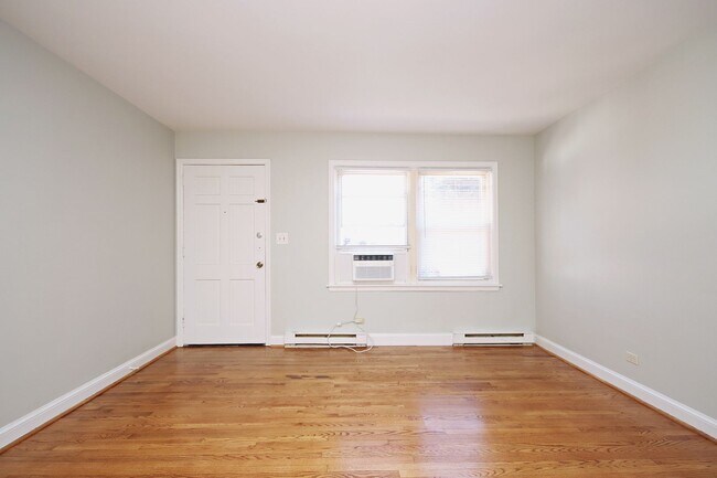 Building Photo - Student-Friendly Ground-Level Apartment Ne...