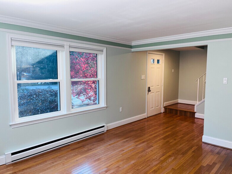 Building Photo - 452 Richmond Rd