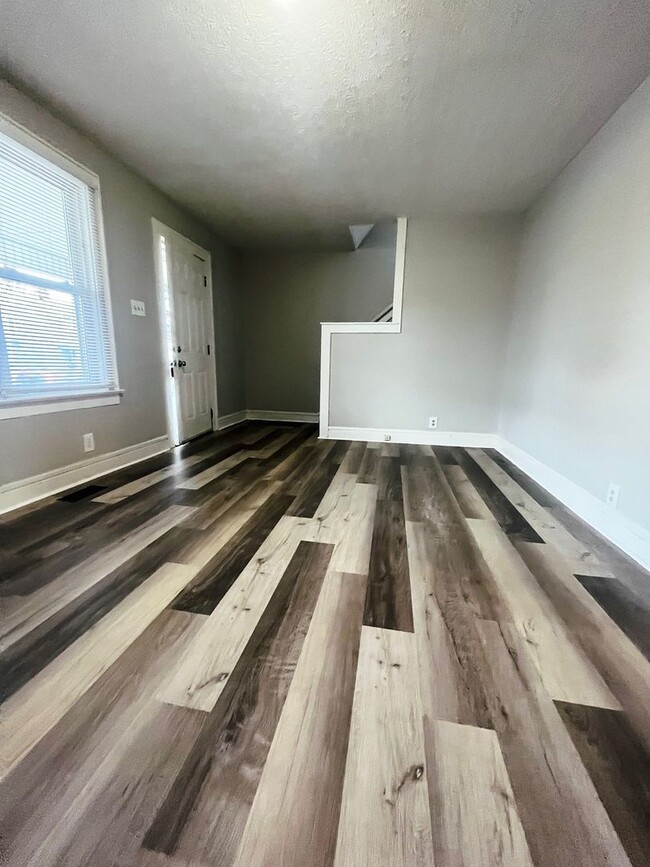 Building Photo - Three bedroom One bathroom single family h...