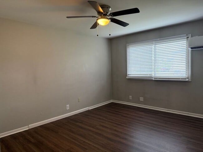 Building Photo - Remodeled 1 Bedroom Apartment!!! Walk to the Square or Steps from Sumner Regional Hospital