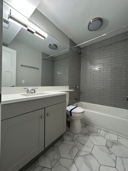 Building Photo - 1214 N La Salle Dr