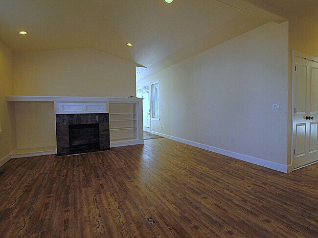 Building Photo - Charming 3-Bedroom Home in NE Bend – Close...