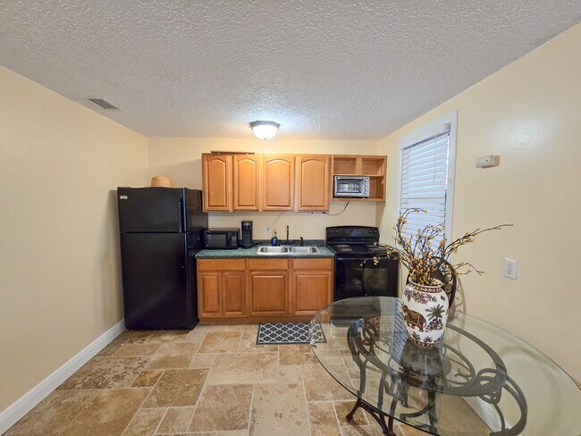 Building Photo - OCEANFRONT FURNISHED ANNUAL ONE BEDROOM ONE BATH