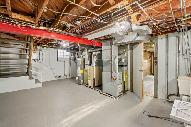 Building Photo - AVAILABLE JULY 1st!! FANTASTIC 1-bedroom i...