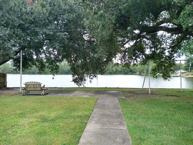 Building Photo - 1541 Maplewood Dr