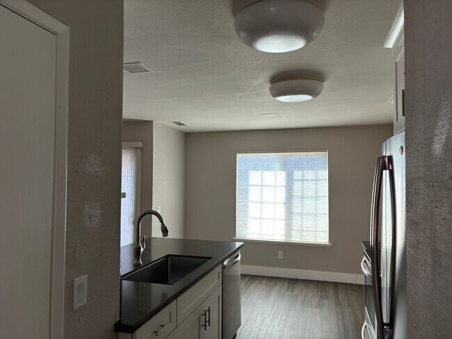 Building Photo - Rare 3 bedroom, 2 bathroom unit in the desirable Lincoln Village West neighborhood! Nearly 1350 s...
