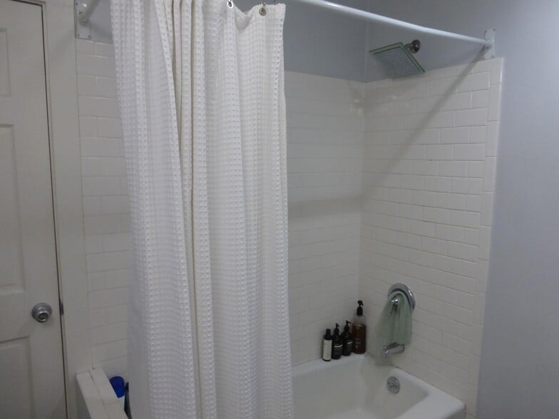 Bathroom - 1533 Maltman Ave