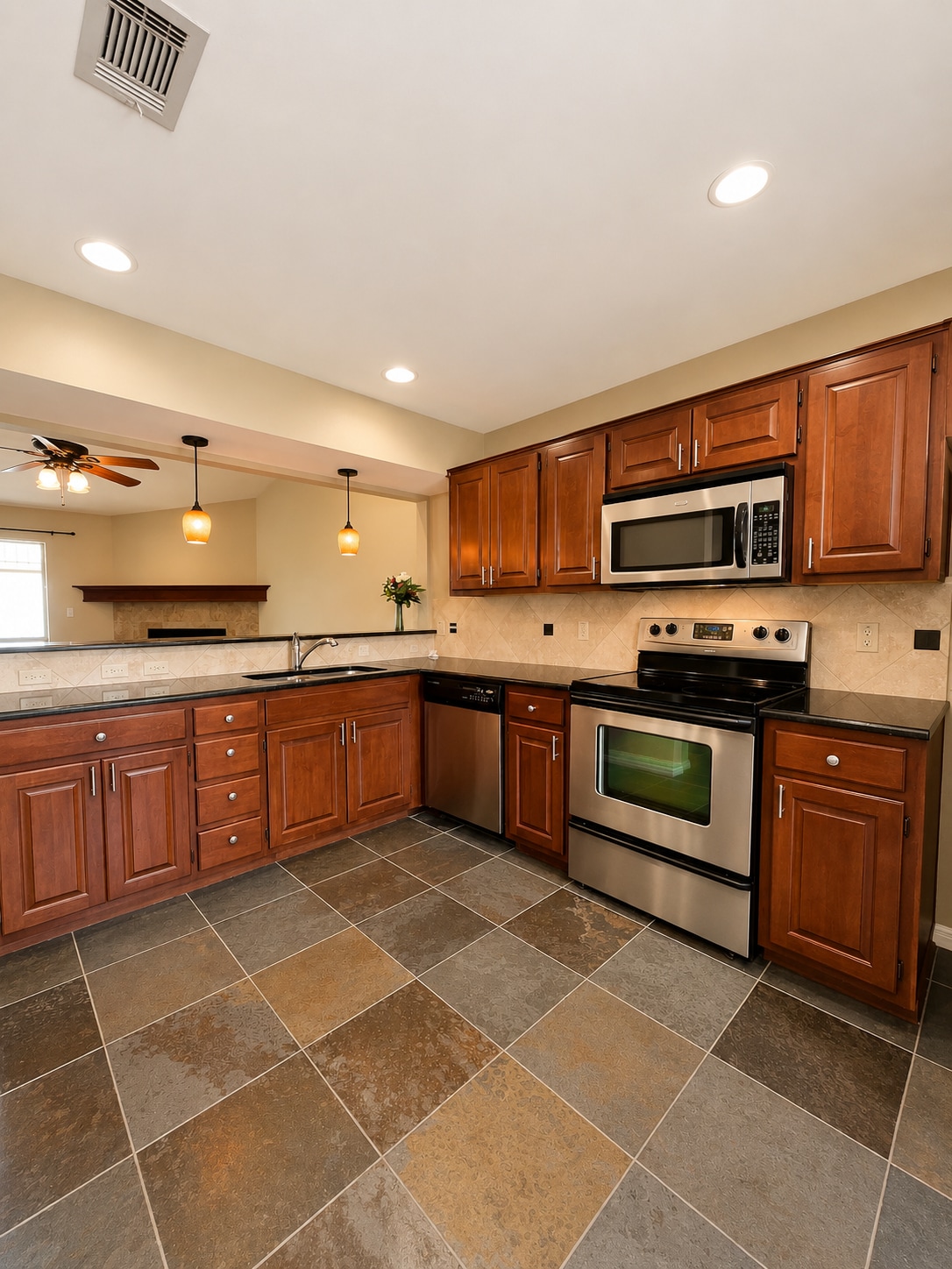 Large Kitchen - 112 Lachite