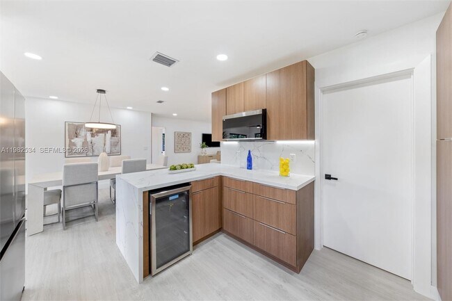 Building Photo - 1305 N 31st Rd