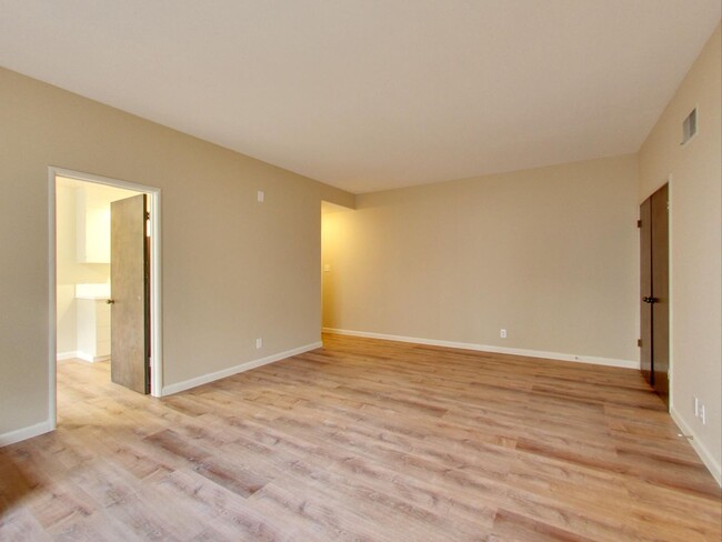 Building Photo - 2 BR/1 BA Top Floor with Balcony!!  Parkin...