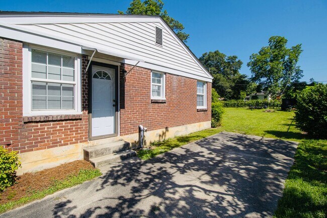 Building Photo - Charming 2-Bedroom Duplex in Rosewood – Available July 2026!