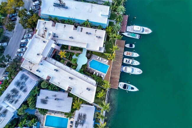 Building Photo - 6881 Bay Dr