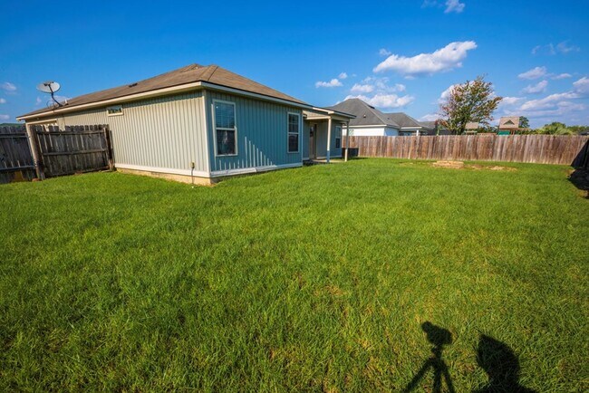 Building Photo - Charming Brick Home with Open Floor Plan & Great Outdoor Space in North Valdosta