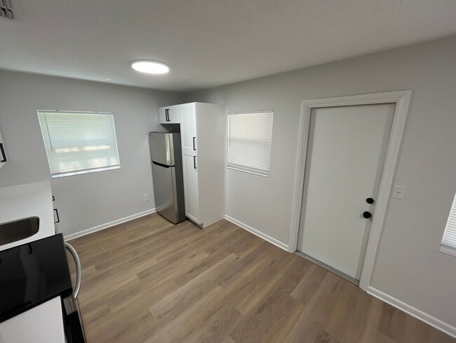 Building Photo - 126-132 E Harding St