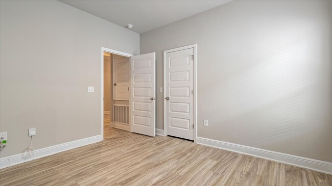 Building Photo - LOTS OF AMENITIES AND CONVENIENT COMMUTE!