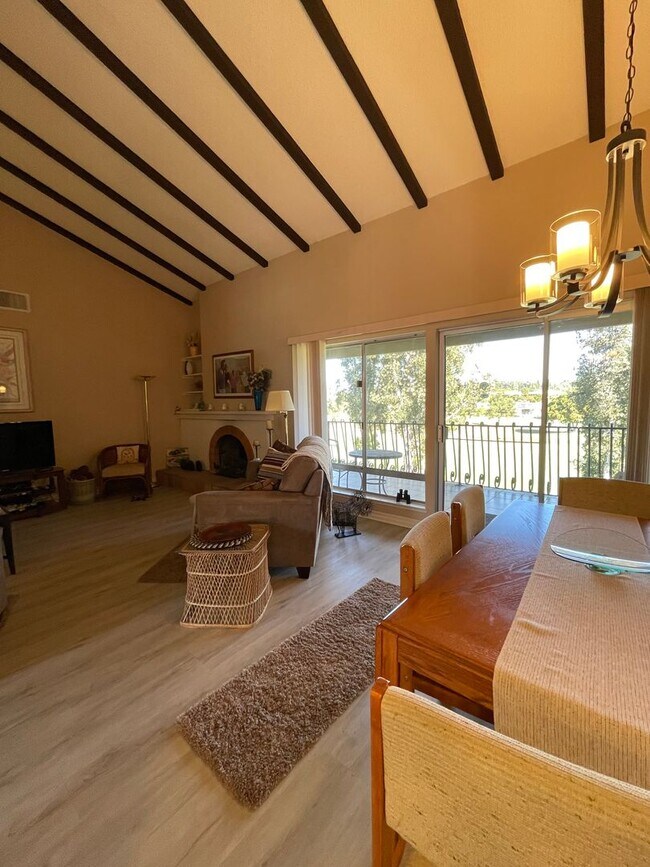 Building Photo - Charming 3Br/2Ba Updated Fully Furnished Vacation Rental W/ Golf Course View