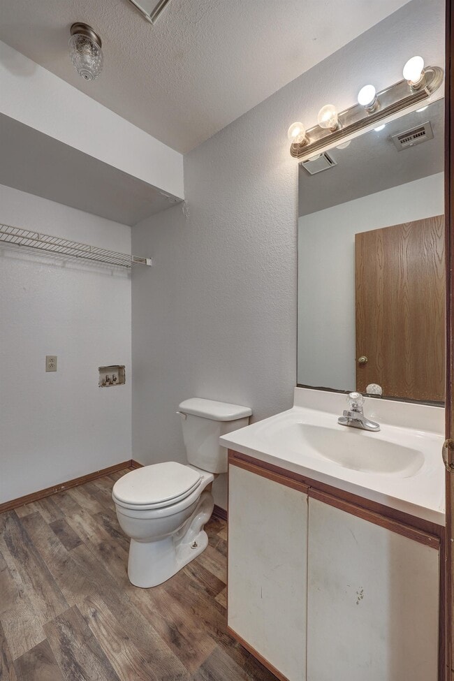 Building Photo - 627b S Walker St