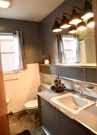 Building Photo - 2346 Pine St