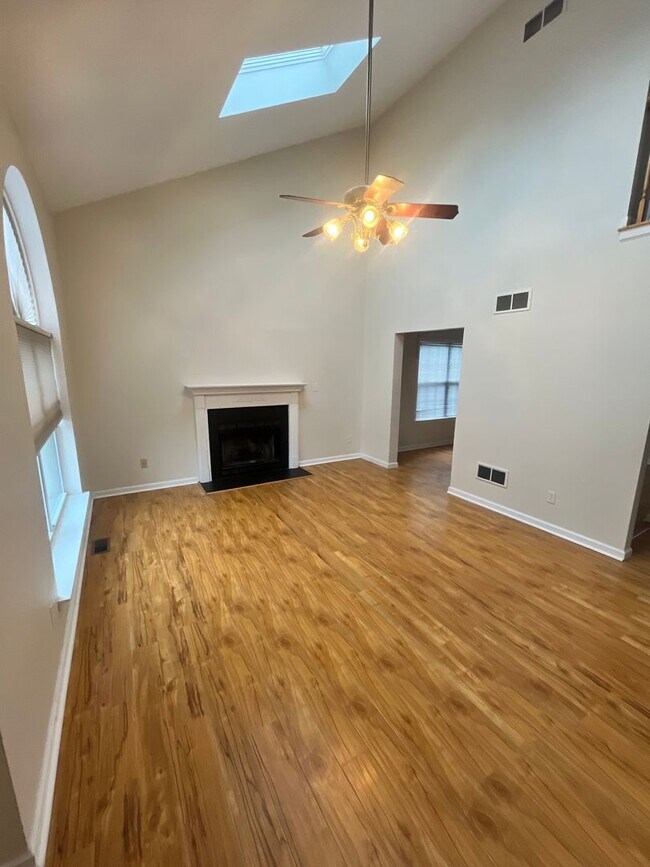 Building Photo - 9 Maria Ln