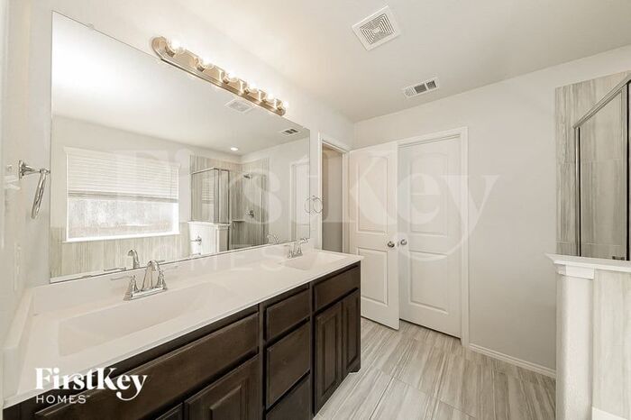 Building Photo - 2552 Silver Fox Trl