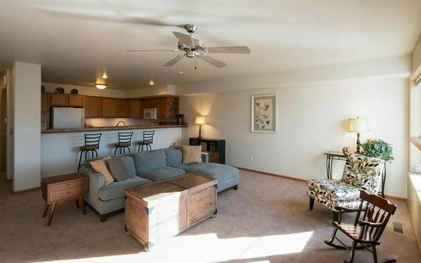 Building Photo - Beautiful 3 bedroom, 2.5 bathroom Townhouse Condo