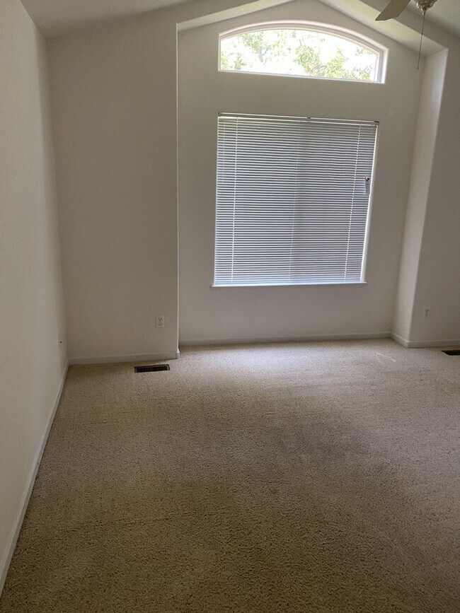 Building Photo - AVAILABLE SEPTEMBER! Charming Townhome in ...