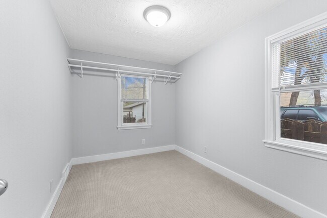 Building Photo - 919 W 12th St
