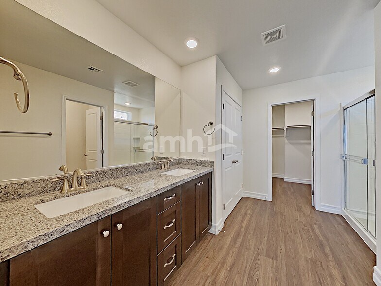 Building Photo - 5825 Petronius St