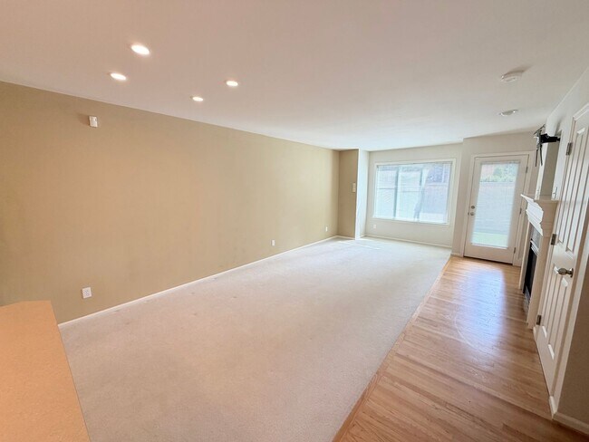 Building Photo - Lovely Lake City Townhouse - AVAILABLE NOW at $2695!