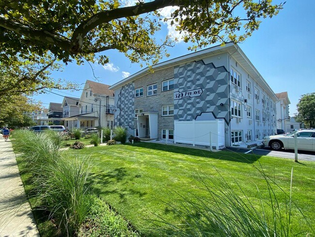 Building Photo - 320 7th Ave