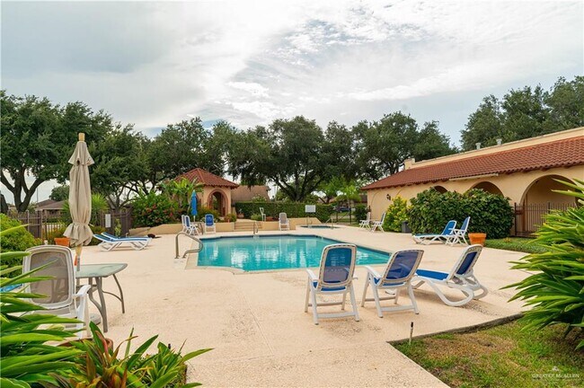 Building Photo - 21 E Moore Rd