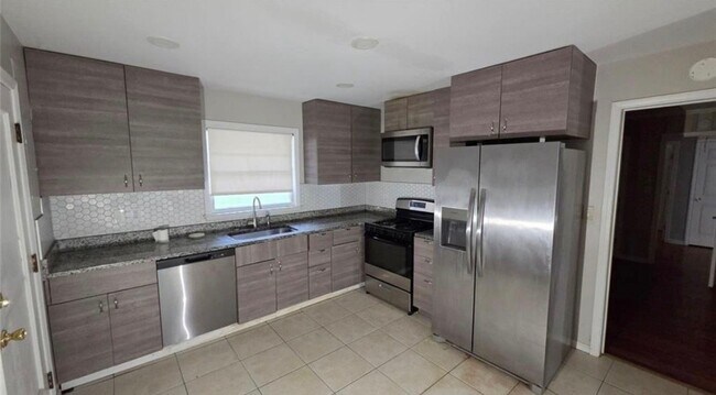 Building Photo - 136 Hillsdale Dr SE