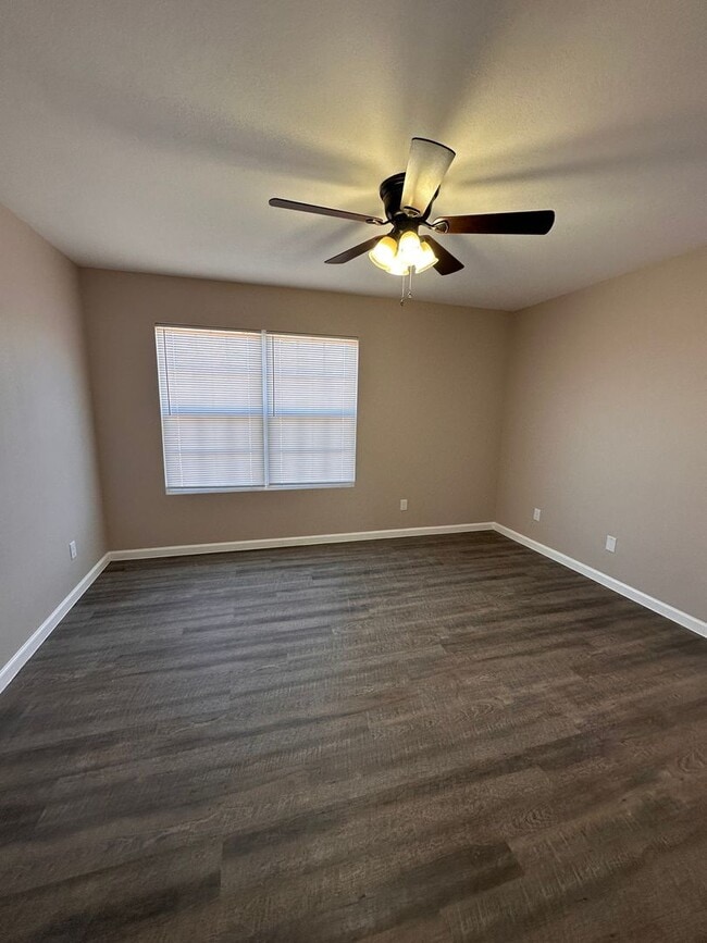 Building Photo - 3 Bed 2 Bath Brick Home with Fenced in Backyard