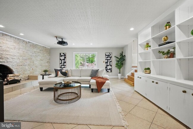 Building Photo - 8121 Briar Creek Dr