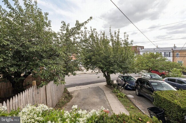 Building Photo - Great Townhouse w/ 2 Bedrooms, 1.5 Baths, ...