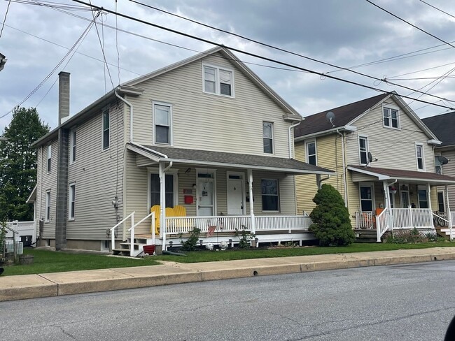 Building Photo - Charming & Well-Maintained 2-Bedroom, 1.5-...