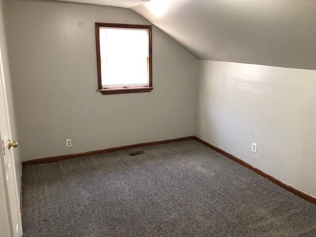 Building Photo - 3 Bed, 2 Full Bath House, MOVE-IN READY!!
