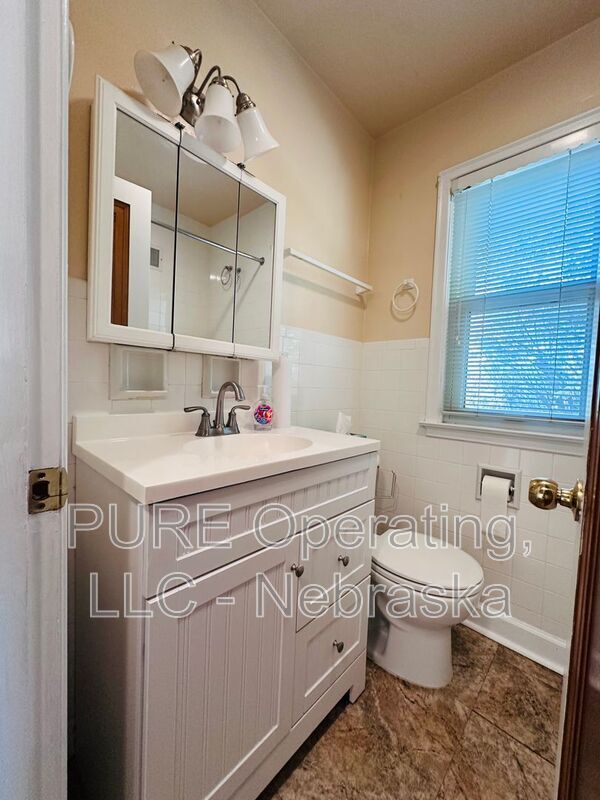 Building Photo - 830 S 54th St