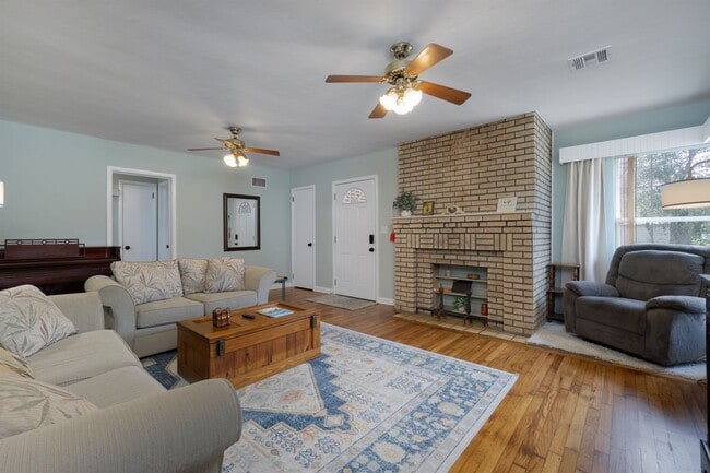 Building Photo - Furnished 3 Bed 2 Bath Home Near NAS Pensacola