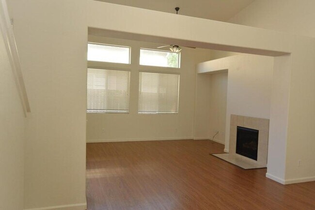 Building Photo - 3204 N Kayenta St