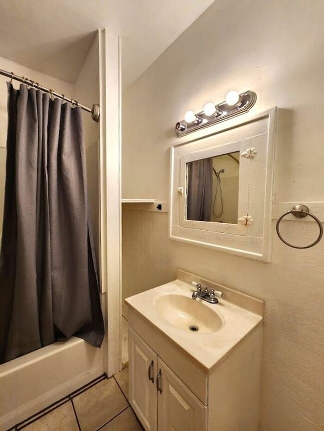Building Photo - 2 Bed 1 Bath Plus Bonus Room in YOUNGS ENG...