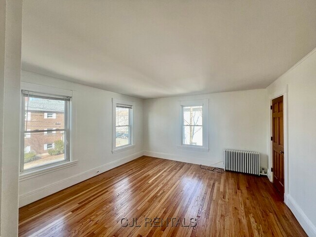 Building Photo - 50 Pond St