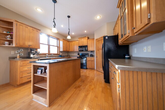 Building Photo - 572 Danube Ave