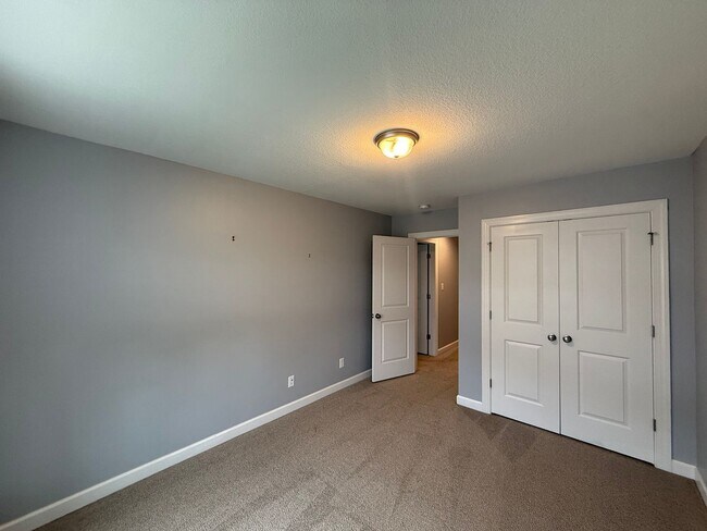 Building Photo - Great Condo On The Riverfront Golf Course