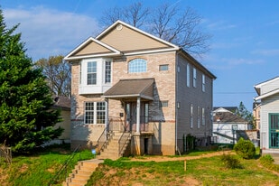 824 48th Pl NE, unit #B - 824 48th Pl NE