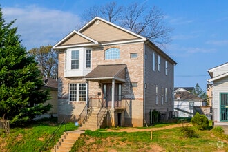 824 48th Pl NE, unit #B - 824 48th Pl NE