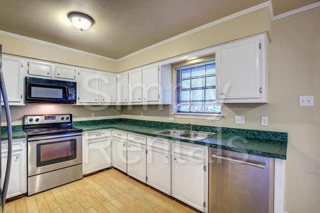 Building Photo - 6716 Sayle St